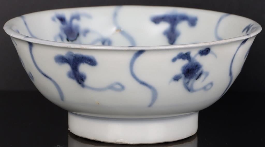 ANTIQUE CHINESE FADED BLUE & WHITE PORCELAIN BOWL (1 of 4)