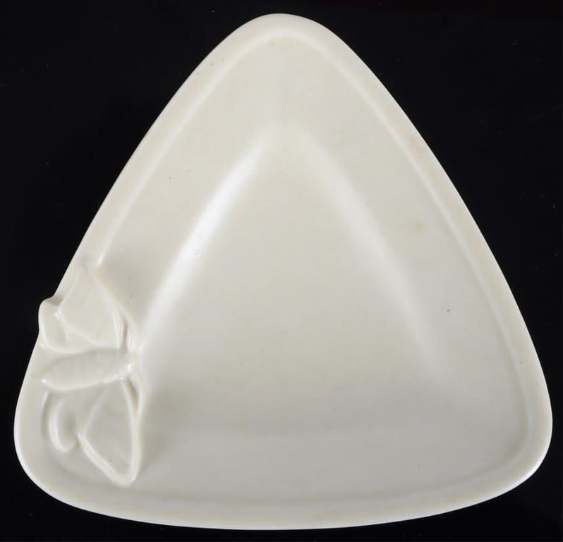 1938 ANTIQUE ROOKWWOD POTTERY MOTH ASHTRAY: 1938 Antique Rookwood pottery moth ashtray. 2890 marked. Size: 5.75" Length Condition: Wear commensurate with age, see images.