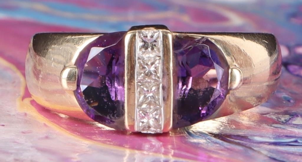 AMETHYST AND DIAMOND 14K YELLOW GOLD LADIES RING: This 14K yellow gold ladies ring features two amethyst flanking four smaller princess cut diamonds creating a unique design. Stone Type: Amethyst Weight: 6.53 Grams Size: US 6.5 Condition: One of the 