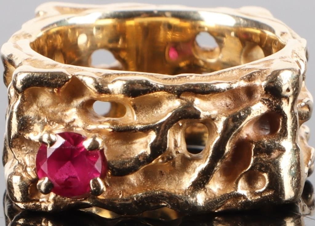 14K YELLOW GOLD BRUTALIST LADIES RING W .33CT RUBY: 14k yellow gold ladies ring in a Brutalist style and with a 0.33ct round-cut ruby on the face. Stone Type: Ruby Weight: 13.65 grams Size: US 5.75 Condition: See pictures.