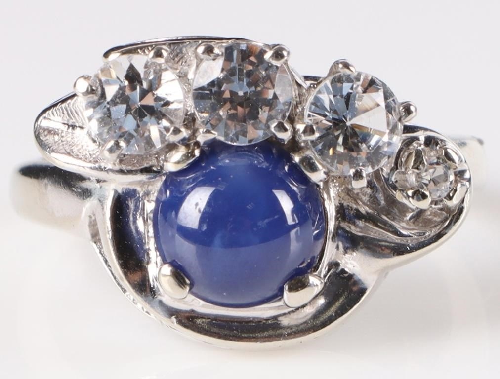 14K WHITE GOLD LADIES RING W/ POLISHED SAPPHIRE: 14k white gold ladies ring with a brilliantly polished round cabochon sapphire center gemstone with four spinel gemstones arranged over it. The shoulders and band feature yellow gold highlights.