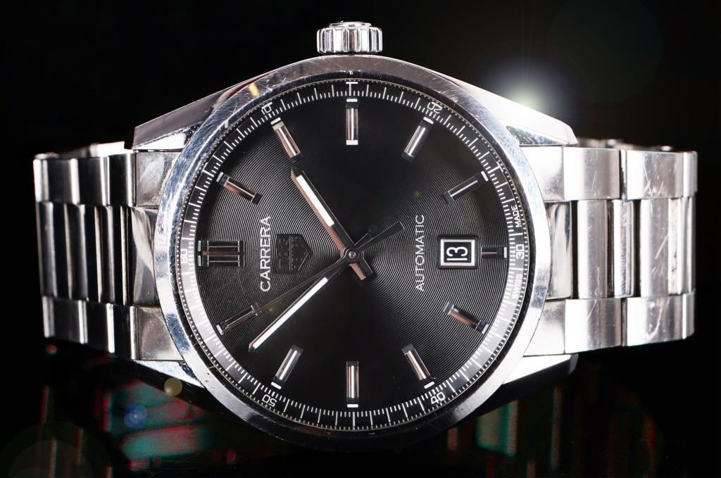 TAG HEUER CARRERA CALIBRE 5 AUTOMATIC MEN'S WATCH: TAG Heuer Carrera Calibre 5 Automatic Men's wristwatch to include a black dial, stainless steel band, and a sapphire crystal. Stainless steel Wristwatch TAG Heuer Mens Weight: 116.12 Grams Size: 39mm