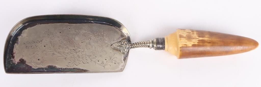 VINTAGE MAPPIN & WEBB SILVERPLATE CRUMBER W/ HORN: Vintage Mappin and Web Prince's Plate silverplate crumber with a horn handle. Size: 13.75" Length Condition: Slight tarnishing, needs polishing.