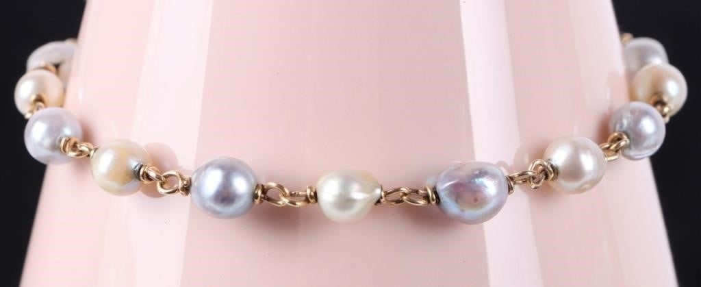 14K YELLOW GOLD WHITE & TAHITIAN PEARL BRACELET: 14k yellow gold ladies chain bracelet with eight white baroque pearls and eight Tahitian baroque pearls set along its length. Stone Type: Pearl Size: 7.5" long Condition: See pictures.