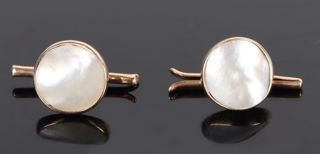 14K YELLOW GOLD MOP PAIR OF MEN'S CUFFLINKS: 14K yellow gold mother of pearl pair of men's cufflinks. Stone Type: Mother of Pearl Weight: 4.82 Grams Size: 0.75" length Condition: Very well taken care of. See images for complete condition.