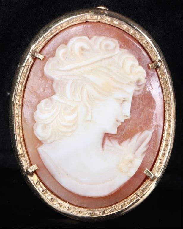 VINTAGE 18K GOLD CAMEO LADIES BROOCH/ PENDANT: Beautifully detailed vintage 18K yellow gold cameo ladies brooch that doubles as a pendant. Weight: 3 Grams Size: 1.25" x 1" Condition: Slight surface scratches from normal wear. See images for comple