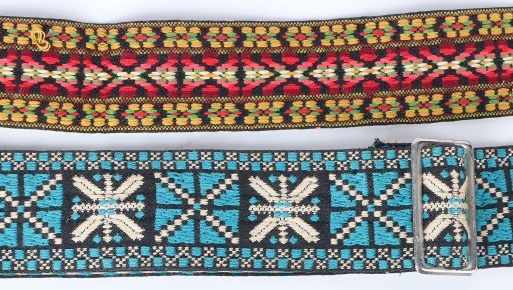 VINTAGE GRETSCH GUITAR GLD LOGO STRAP 70'S WOVEN 2: Lot of two vintage 70's Gretsch gold logo woven guitar straps. The wear on the metal buckles and the weave confirm its authenticity. An excellent choice for fans of hippie culture and Classic Rock.