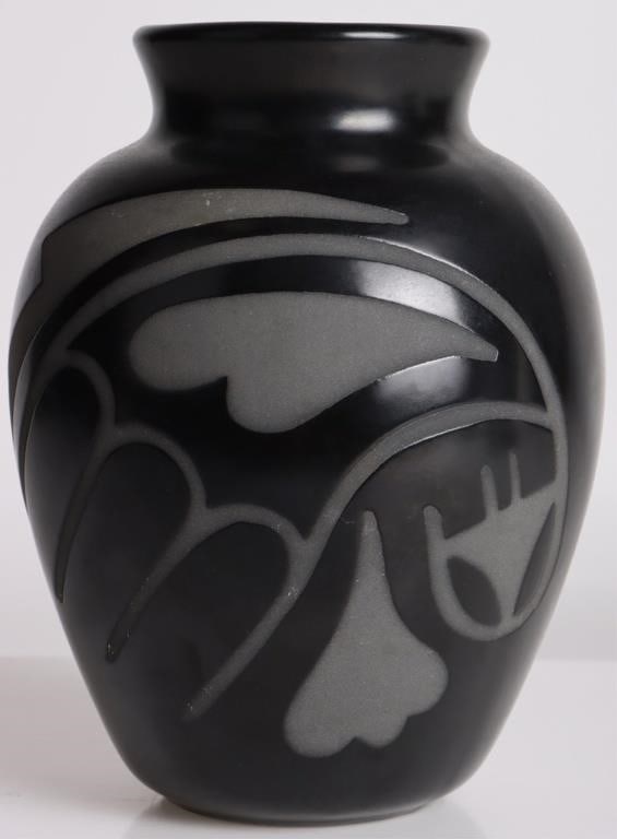 VINTAGE GEEGI BLACK SABLE POTTERY VASE (1 of 2)