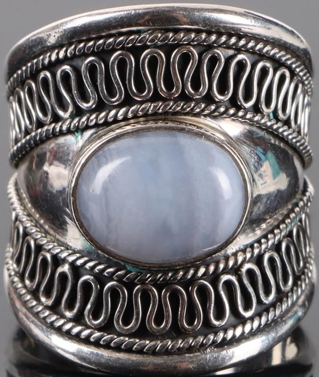 STERLING SILVER WHITE AGATE FILIGREE LADIES RING: Sterling silver white agate Indonesian filigree ladies ring. Gemstones to include one 1.50ct cabochon white agate. Stone Type: Agate Weight: 8.00 Grams Size: 5.50 U.S. Condition: Little to no wear, se