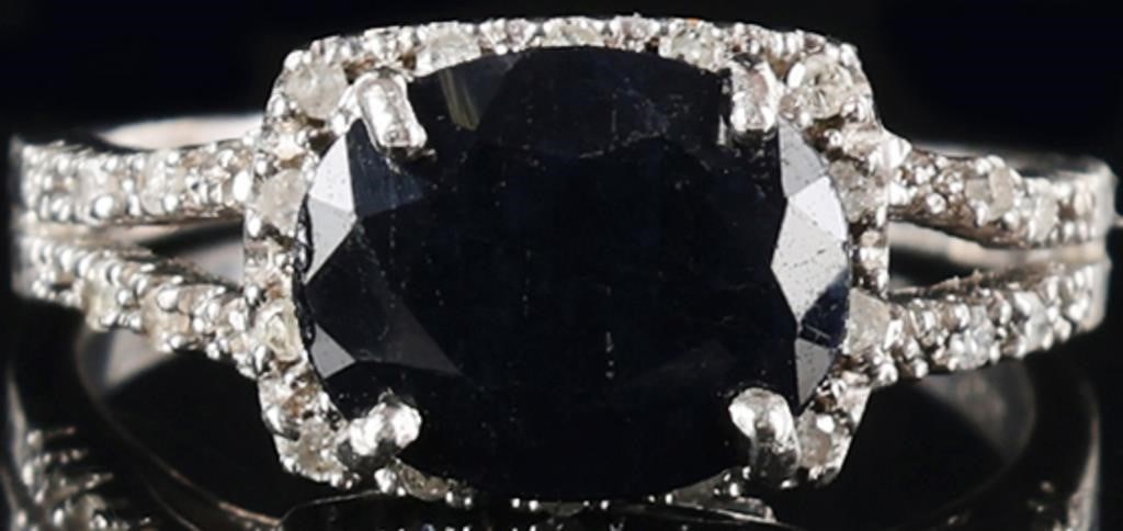 STERLING SILVER LADIES RING W/ 2CT SAPPHIRE & DIAS: Sterling silver ladies ring with a 2ct oval cut blue sapphire center gemstone surrounded by fourteen melee diamonds on the face and eight melee diamonds on the shoulders (four on either side). Stone T