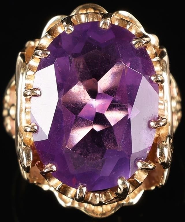 14K YELLOW GOLD LADIES EGYPTIAN RING W/ 9.5 SPINEL: 14k yellow gold ladies ring with an approximately 9.5ct oval-cut purple spinel center gemstone. The design is evocative of Ancient Egypt, with the most obvious indication of this being the sphinxes on