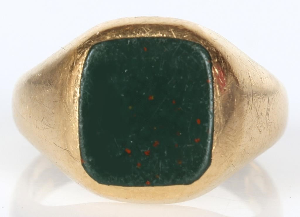 VINTAGE MENS 18K GOLD BLOODSTONE SIGNET RING: This is a Men's 18K yellow gold bloodstone signet ring. The blood stone (helitrope) is dark green with characteristic red specks. Stone Type: bloodstone Weight: 8.68 Grams Size: US 7.5 Condition: Surf
