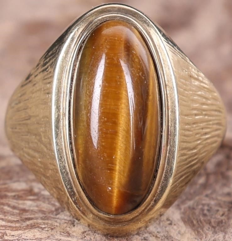 8K YELLOW GOLD LADIES RING W/ GERMAN TIGERS EYE: 8k yellow gold ladies ring with a 16.7 x 7.9mm German tigers eye and texturing on the shoulders. Stone Type: Tigers Eye Weight: 3.89 Size: US 7 Condition: See pictures.