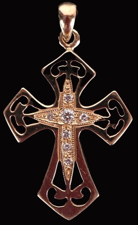 14K YELLOW GOLD LADIES CROSS PENDANT W/ DIAMONDS: 14k yellow gold ladies cross pendant with one 0.05ct diamond in the center and six 0.01ct diamonds surrounding it. Stone Type: Diamond Weight: 3 grams Size: 35.75 x 20.9mm Condition: See pictures.