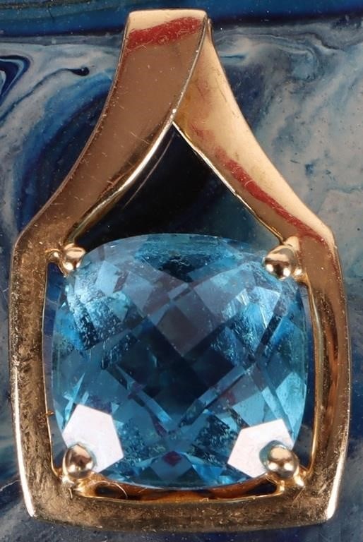 14K YELLOW GOLD LADIES PENDANT W/ 3CT TOPAZ GEM: 14K yellow gold ladies pendant with a 3CT braided cut blue topaz gemstone. Stone Type: Topaz Weight: 3.67 Grams Size: 20.7 mm tall. Condition: Gently worn. See images for complete condition.