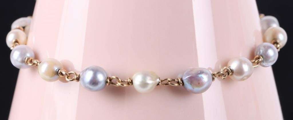 14K YELLOW GOLD WHITE & TAHITIAN PEARL BRACELET: 14k yellow gold ladies chain bracelet with eight white baroque pearls and eight Tahitian baroque pearls set along its length. Stone Type: Pearl Size: 7.5" long Condition: See pictures.