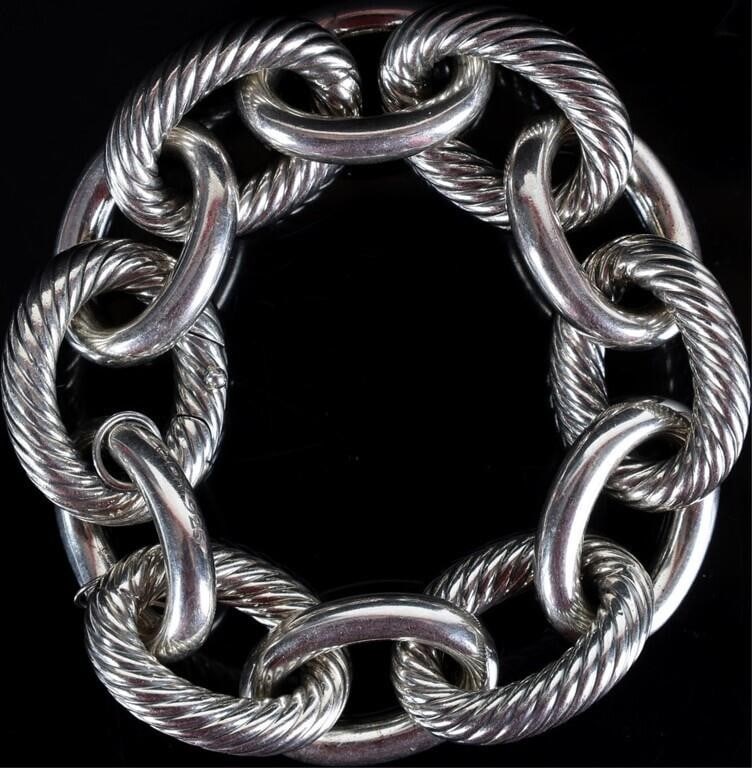DAVID YURMAN STERLING MADISON CHAIN BRACELET: David Yurman sterling silver Madison chain link bracelet. This bracelet has 22MM thick links. Weight: 78.33 Grams Size: 8" Condition: May have slight surface scratches from normal wear