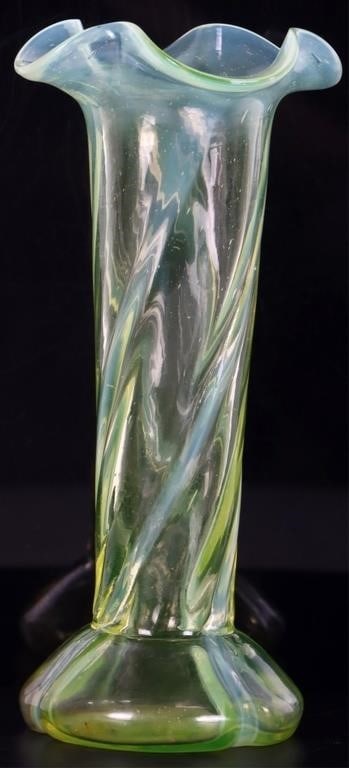 VINTAGE URANIUM ART GLASS SCALLPOED FLOWERING VASE (1 of 4)
