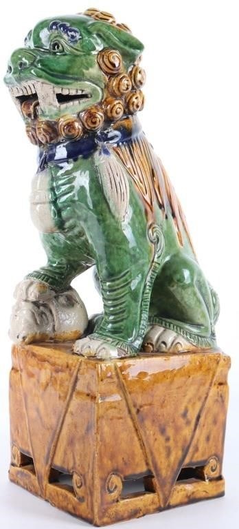 VINTAGE CHINESE FOO DOG PORCELAIN GUARD (1 of 4)
