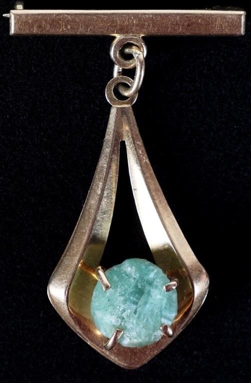 18K YELLOW GOLD LADIES BROOCH W/ ROUGH JADE: 18k yellow gold ladies brooch with an unpolished jade stone set in its center. Stone Type: Jade Weight: 4.27 grams Size: 1.5 x 1" Condition: See pictures.