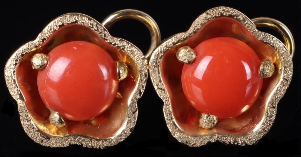 18K YELLOW GOLD LADIES FLOWER EARRINGS W/ JASPER: 18K yellow gold ladies floral earrings with large jasper stones as the flower's stigma. The edge of the petals are textured so as to give the earrings' outline a sparkling effect. Part of a set which 