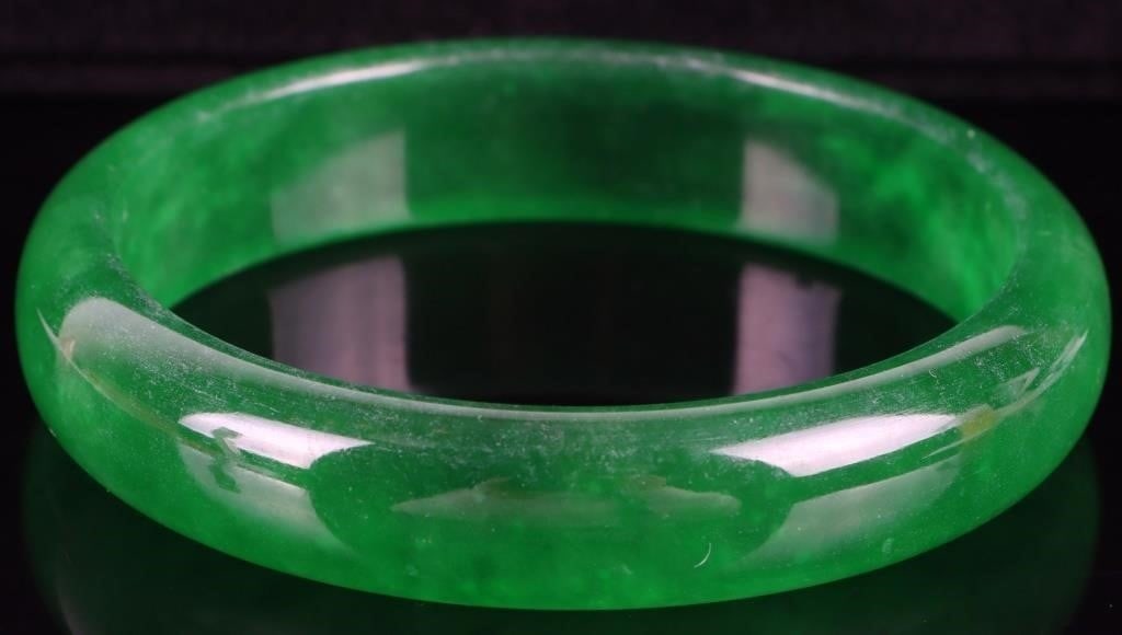 B+C GRADE GREEN JADE HOLOLITH BANGLE GIA CERT: Vintage B+C grade green jade hololith solid Chinese bangle bracelet with GIA certification - 278.67CT. Stone Type: Jade Weight: 278.67ct Size: 2.75 " diameter Condition: Very fine.