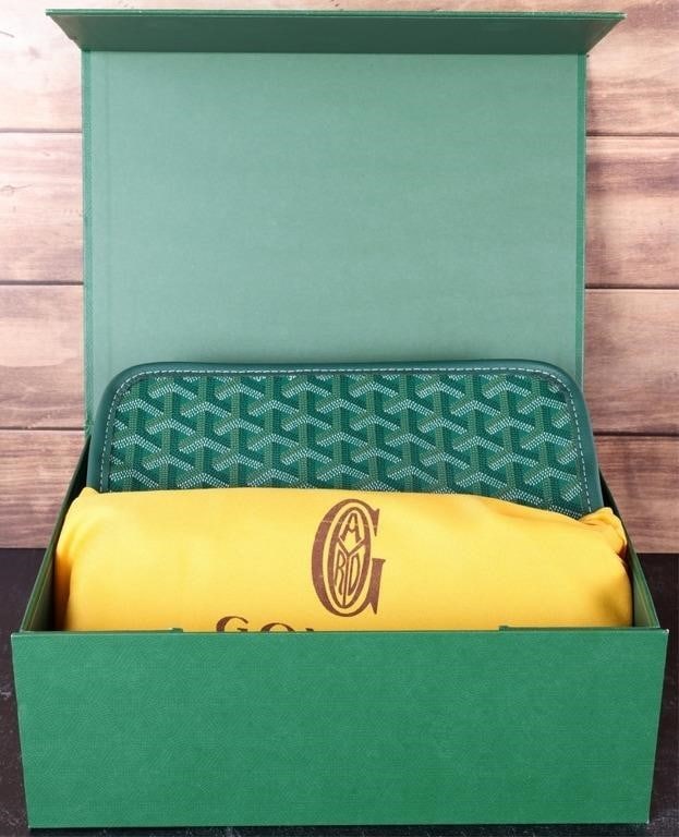 GOYARD JOUVENCE GREEN MINT MEN'S TOILETRY BAG: Beautiful green mint leather Goyard Jouvence men's toiletry bag. This item is brand new. Comes in original box with dust bag and card. The bag measures 9.5" x 7.5" x 2". Size: 11" x 8" x 4" in box Con