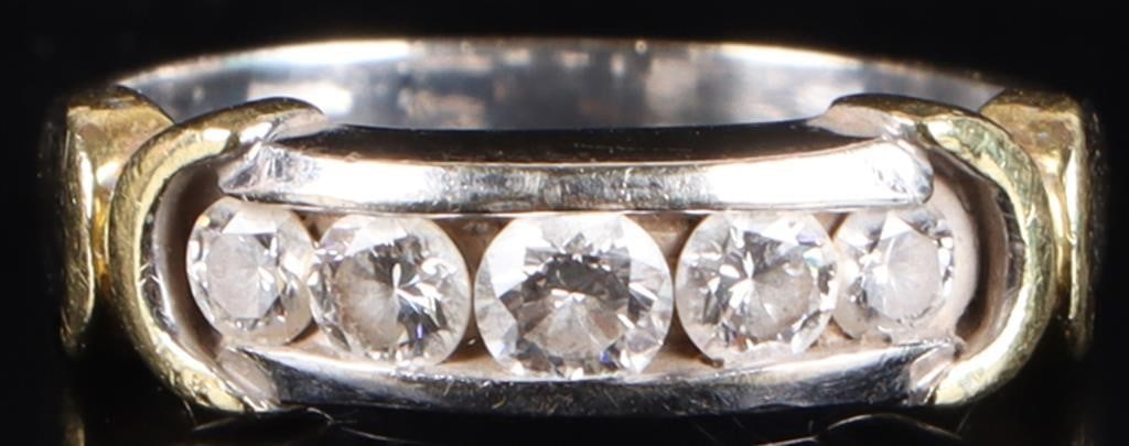 18K WHITE/YELLOW GOLD NATURAL DIAMOND LADIES RING: 18K white & yellow gold natural diamond ladies ring. Gemstones to include one 0.10ct round cut natural diamond, two 0.07ct round cut natural diamond, and two 0.05ct round cut natural diamonds. All dia