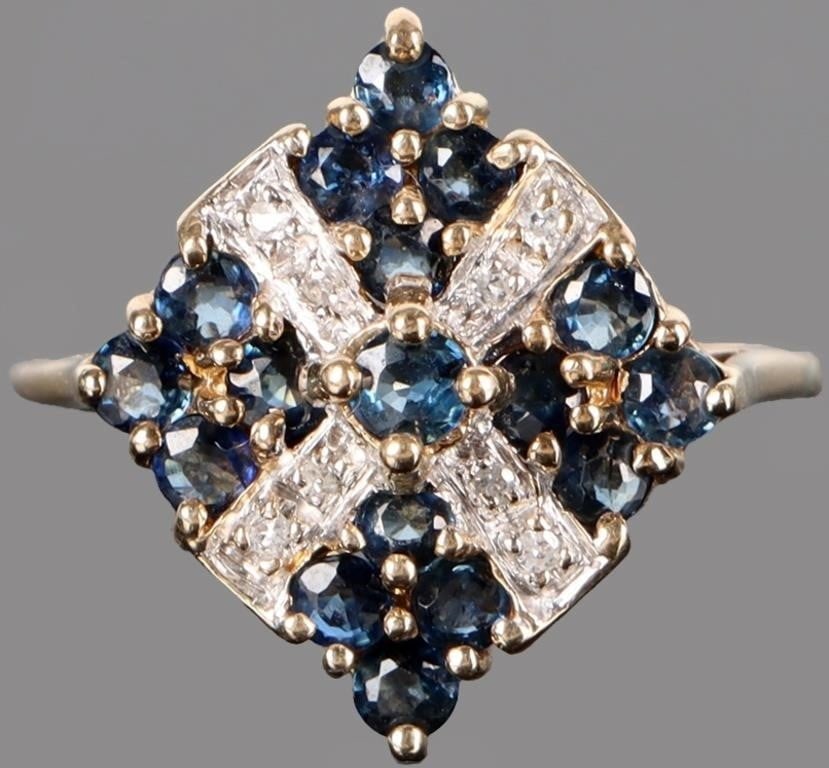 14K YELLOW GOLD LADIES RING W/ LONDON TOPAZ & DIAS: 14k yellow gold ladies ring with a 0.05ct round-cut London topaz center gemstone surrounded by sixteen 0.04ct round-cut London topaz accessory gemstones grouped in rhombus-shaped clusters of four with