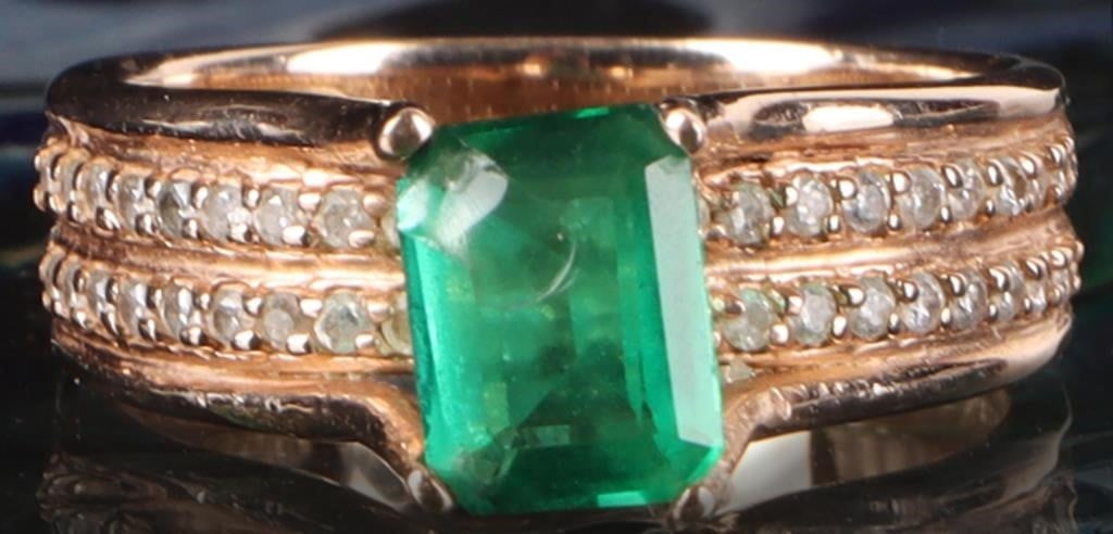 1.2CT EMERALD 42 DIAS 14K YELLOW GOLD LADIES RING: 14K yellow gold ladies ring with a 1.2CT baguette-cut center stone and forty-two 0.01CT round-cut accessory diamonds on the shoulders and under the band. Stone Type: Emerald Weight: 5.63 grams Size: U