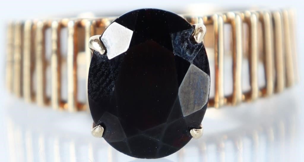 14K YELLOW GOLD LADIES RING W/ RICH GARNET GEM: 14k yellow gold ladies ring with a 1.75ct oval-cut garnet gemstone with a rich dark color. Much of the band is sculpted with ladder-like bars. Stone Type: Garnet Weight: 3.35 grams Size: US 7.5 Condit