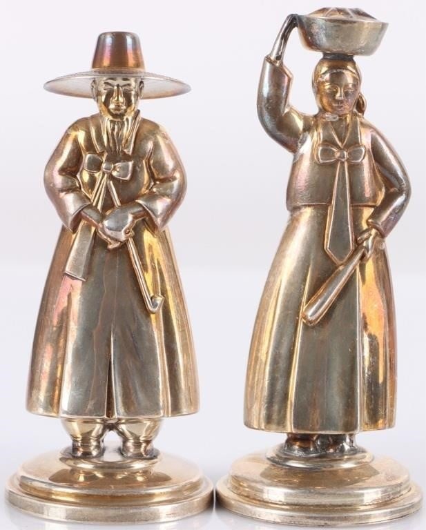 ANTIQUE STERLING SILVER JAPANESE COUPLE SHAKERS: Antique set of 950 sterling silver salt & pepper shakers moulded in the shape of a Meiji-era Japanese couple. The husband wears a wide-brimmed straw hat and holds a long pipe while his wife balances a