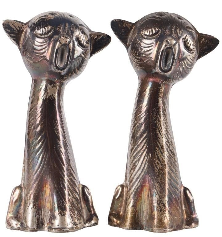ANTIQUE STERLING SILVER CAT SALT & PEPPER SHAKERS: Antique set of 925 sterling silver yawning cat salt and pepper shakers. Made in Portugal. Weight: 48.8 grams total Size: 3 x 1.25 x 1.25" each Condition: Wear commensurate with age, see pictures for m