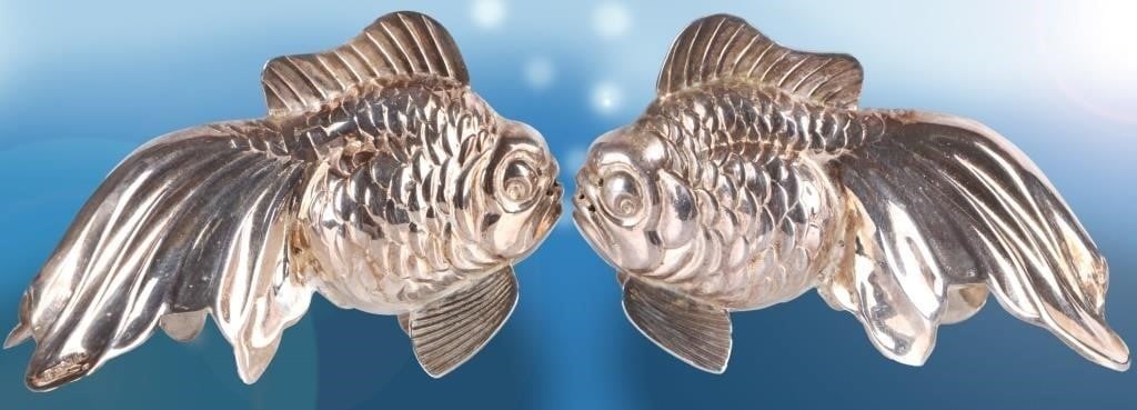 ANTIQUE 925 STERLING SILVER GOLDFISH SHAKERS: Antique set of 925 sterling silver Japanese goldfish salt & pepper shakers. Weight: 50.52 grams total Size: 2.5 x 1.5 x 1" each Condition: Wear commensurate with age, see pictures for more detail.