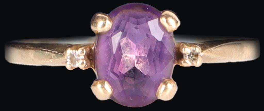 10K YELLOW GOLD LADIES RING W/ SPINEL & DIAMONDS: 10k yellow gold ladies ring with a 1ct oval-cut purple spinel center stone flanked by two melee diamonds, one on either side. Stone Type: Diamonds & Spinel Weight: 2.88 grams Size: US 9.75 Condition: 