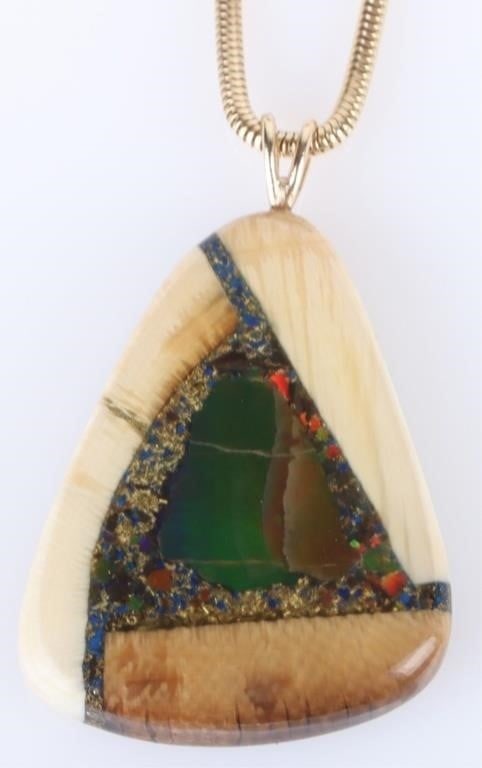 ALFRED COOK DESIGNER 14K YELLOW GOLD NECKLACE: Alfred Cook designer 14k yellow gold ladies necklace with mammoth ivory and inset ammolite. Stone Type: Assorted Weight: 13.90 Grams Size: 17" Length Condition: Very fine.
