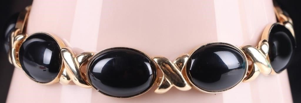 14K YELLOW GOLD LADIES BRACELET W/ ONYX STONES: 14k yellow gold ladies bracelet composed of nine oval brackets, each with a medium-sized onyx stone. Stone Type: Onyx Weight: 18.84 grams Size: 7.5" long Condition: The gold glistens and the onyx is h