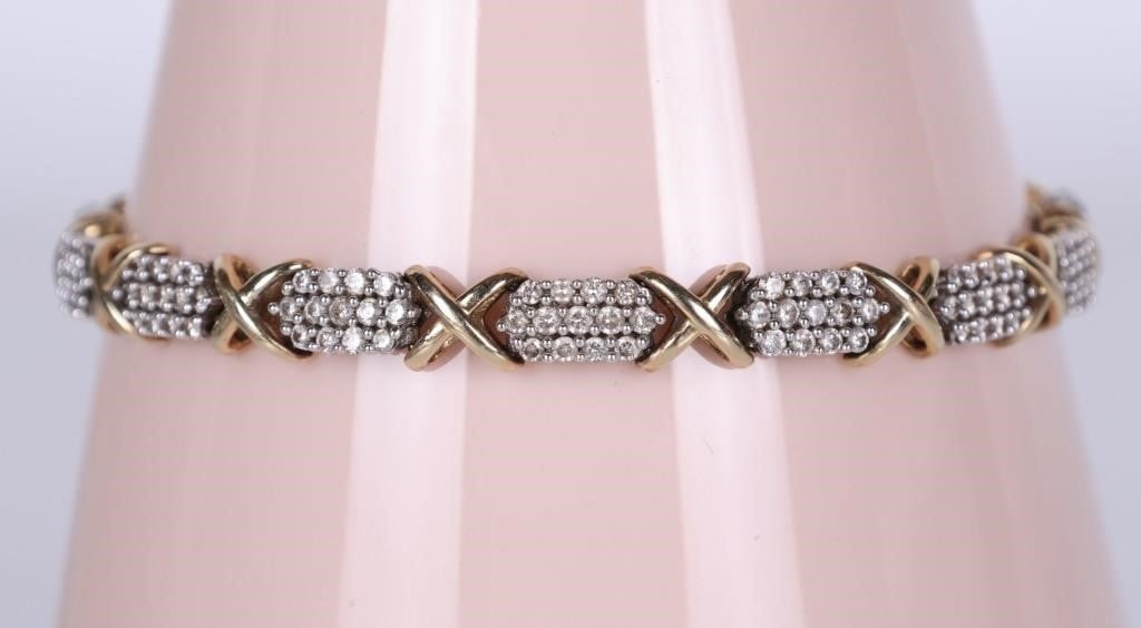 1.55 CTW DIAMOND 10K GOLD LADIES 'X' BRACELET: 10K gold ladies bracelet composed of an alternating pattern of fifteen trapezoidal white gold links, each of which feature thirteen 0.01ct round-cut type IIA synthetic diamonds, making for 155 diamond