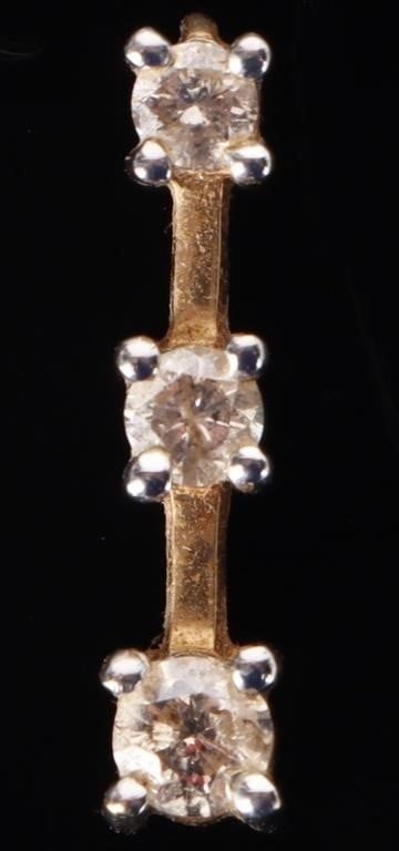 14K YELLOW GOLD LADIES PENDANT W/ DIAMONDS: 14k yellow gold ladies pendant with three round-cut diamonds (one 0.25, one 0.15, and one 0.1ct pieces) arranged in a tapering row. Stone Type: Diamond Weight: 1.32 grams Size: 19.5 x 4.35 mm Conditio