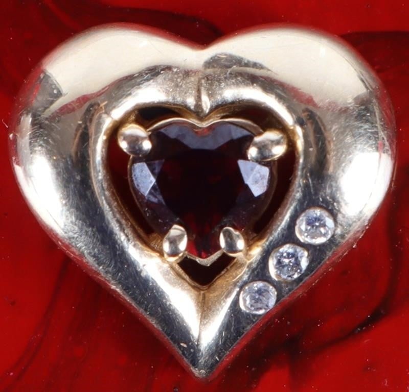 14K YELLOW GOLD LADIES PENDANT W/ DIAS & GARNET: 14k yellow gold heart-shaped ladies pendant with a heart-cut garnet gemstone in its center and three melee diamonds positioned on its lower right side. Stone Type: Diamond Weight: 3 grams Size: 13.5 C