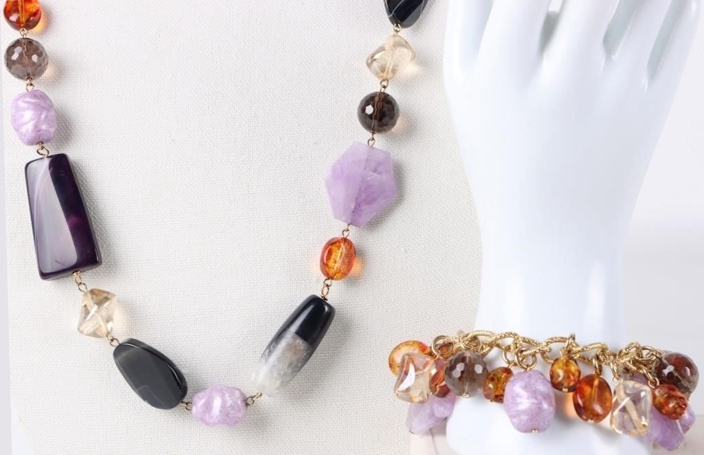 AGATE & AMETHYST LADIES NECKLACE & BRACELET SET: Agate and Amethyst ladies necklace and bracelet set. Beautiful set with multi color and multi shaped stones. Stone Type: Agate Weight: 332.2 Grams Condition: Like new. See images for complete conditio