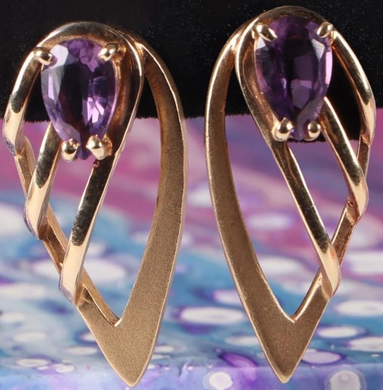 14K YELLOW GOLD LADIES LEAF EARRINGS W/ AMETHYST: One pair of 14k yellow gold ladies leaf-shaped earrings, each of which feature a 0.5ct pear-shaped amethyst gemstone. The push backs extend the leaf theme in that they are sculpted like flowers. Stone