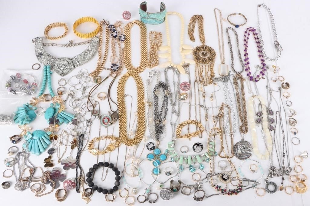 IMPRESSIVE 4LB ASSORTED LADIES FASHION JEWELRY LOT (1 of 5)