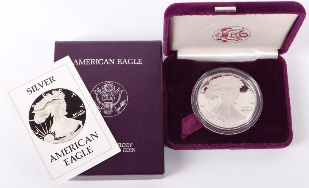 1986 S PROOF FINE SILVER AMERICAN EAGLE W/ BOX: 1986 S Proof fine silver American Eagle w/ box. Weight: 31.101 Grams Condition: Mint State uncirculated. See images for complete condition.