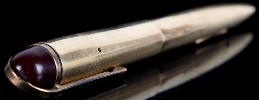 14K SOLID GOLD EVERSHARP SKYLINE FOUNTAIN PEN: 14K yellow gold Eversharp Skyline fountain pen. Size: 5.25" Condition: Slight indent on base of pen possibly from where it was held. Slight surface scratches from normal use. See images for complete c