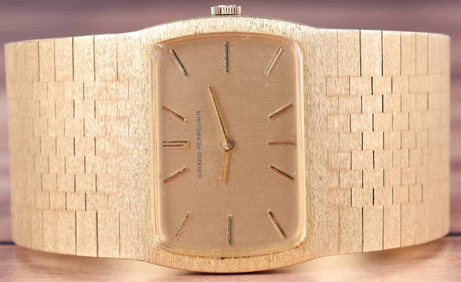 GIRARD-PERREGAUX 18K GOLD MEN'S WRISTWATCH 9246FA: Girard-Perregaux 18K yellow gold men's wristwatch model/ reference #9246FA 17 jewels Swiss movement 792-227. The 18k yellow gold band is linked like bricks but bends like fabric, an effect heightened 