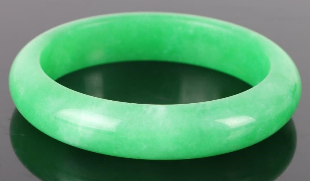 VINTAGE GREEN JADE HOLOLITH SOLID CHINESE BANGLE (1 of 2)