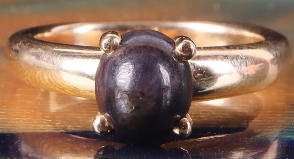 14K YELLOW GOLD CABOCHON SAPPHIRE LADIES RING: 14K yellow gold cabochon purple sapphire ladies ring. Gemstones to include one 1.00ct cabochon purple sapphire. Stone Type: Sapphire Weight: 6.30 Grams Size: 6.25 U.S. Condition: Little to no wear, se