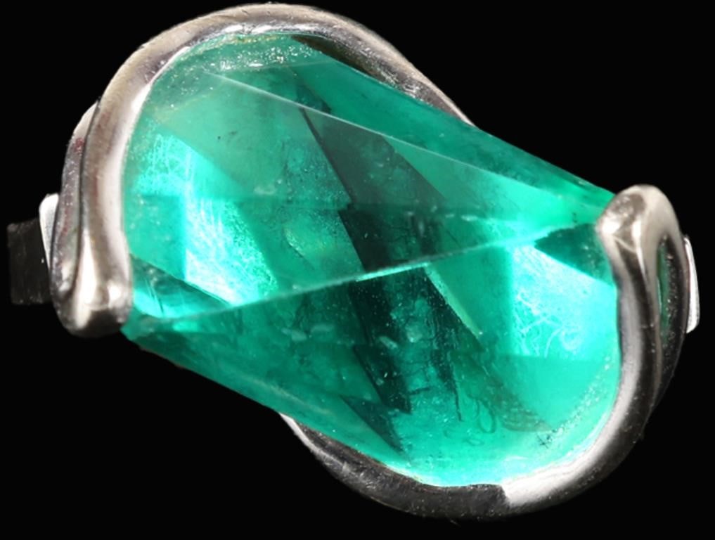 10K WHITE GOLD LADIES RING W/ FANCY CENTER STONE: 10k white gold ladies ring with large teal center stone cut in an unusual flared shape. Weight: 6.49 grams Size: US 6.5 Condition: See pictures.