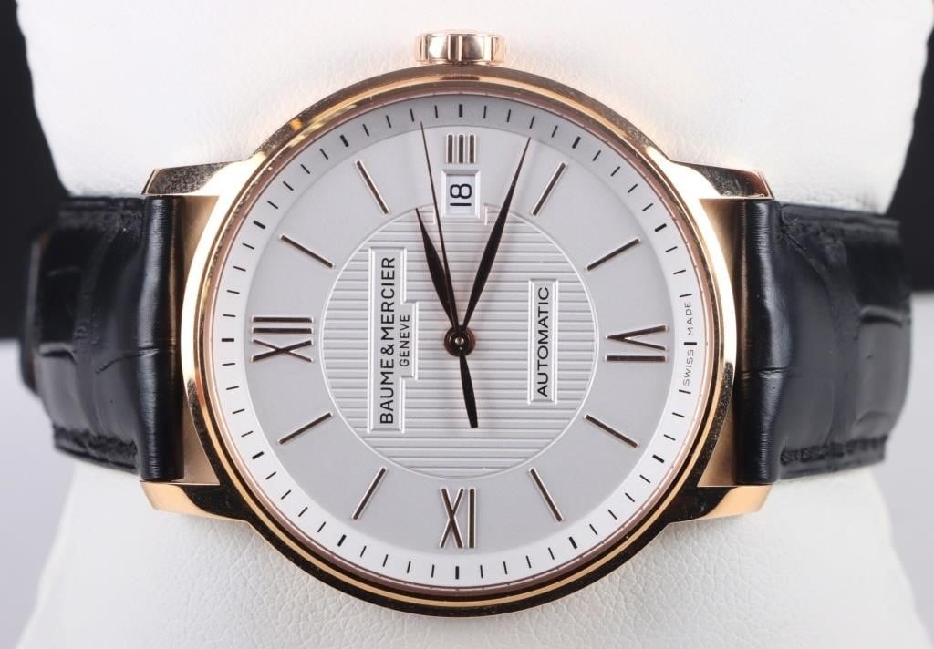 BAUME & MERCIER CLASSIMA 18K ROSE GOLD AUTO. WATCH: Baume & Mercier Classima 18K Rose Gold Automatic Wristwatch. To feature polished 18K Rose gold case. Silver dial, center with a vertical motif design. Polished rose gold hands and hour markers. Fitted